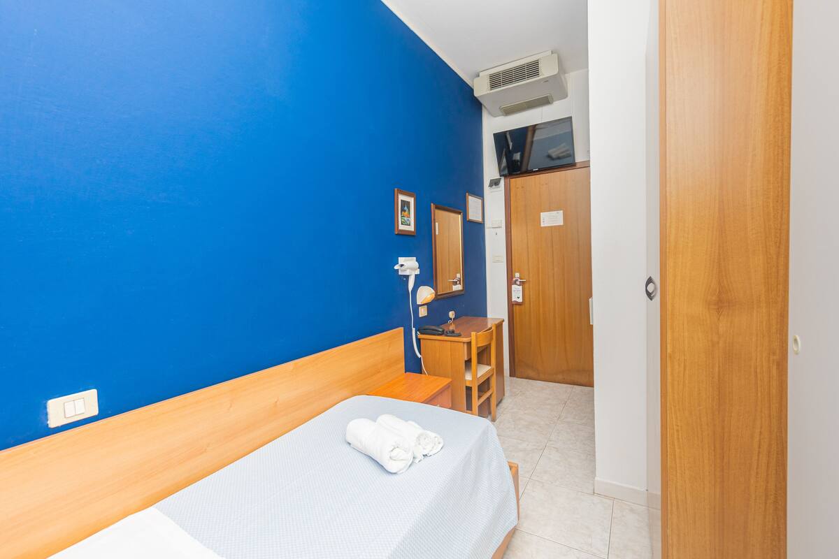 Basic Single Room | In-room safe, soundproofing, WiFi (free)
