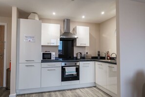 Fridge, microwave, oven, stovetop - Fantastic 1 Bedroom Manchester Apartment (Salford)