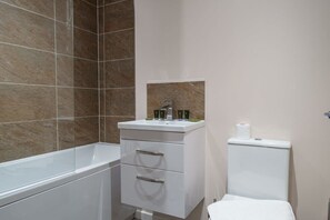 Bathtub, hair dryer, towels - Fantastic 1 Bedroom Manchester Apartment (Salford)