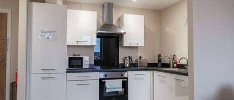 Kühlschrank, Mikrowelle, Ofen, Herdplatte