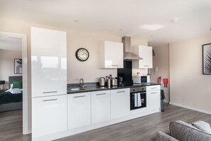 Réfrigérateur, micro-ondes, four, plaque de cuisson