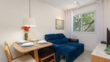 Basic Apartment | Dining