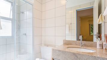 Basic Apartment | Bathroom | Shower, towels, toilet paper