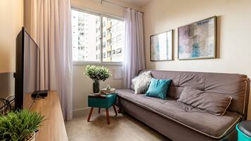 Eenvoudig appartement | Woonruimte | Een 40-inch televisie met satellietzenders