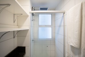 Basic Apartment | Bathroom | Shower, towels, toilet paper - Bem Viver Frei Caneca (São Paulo)