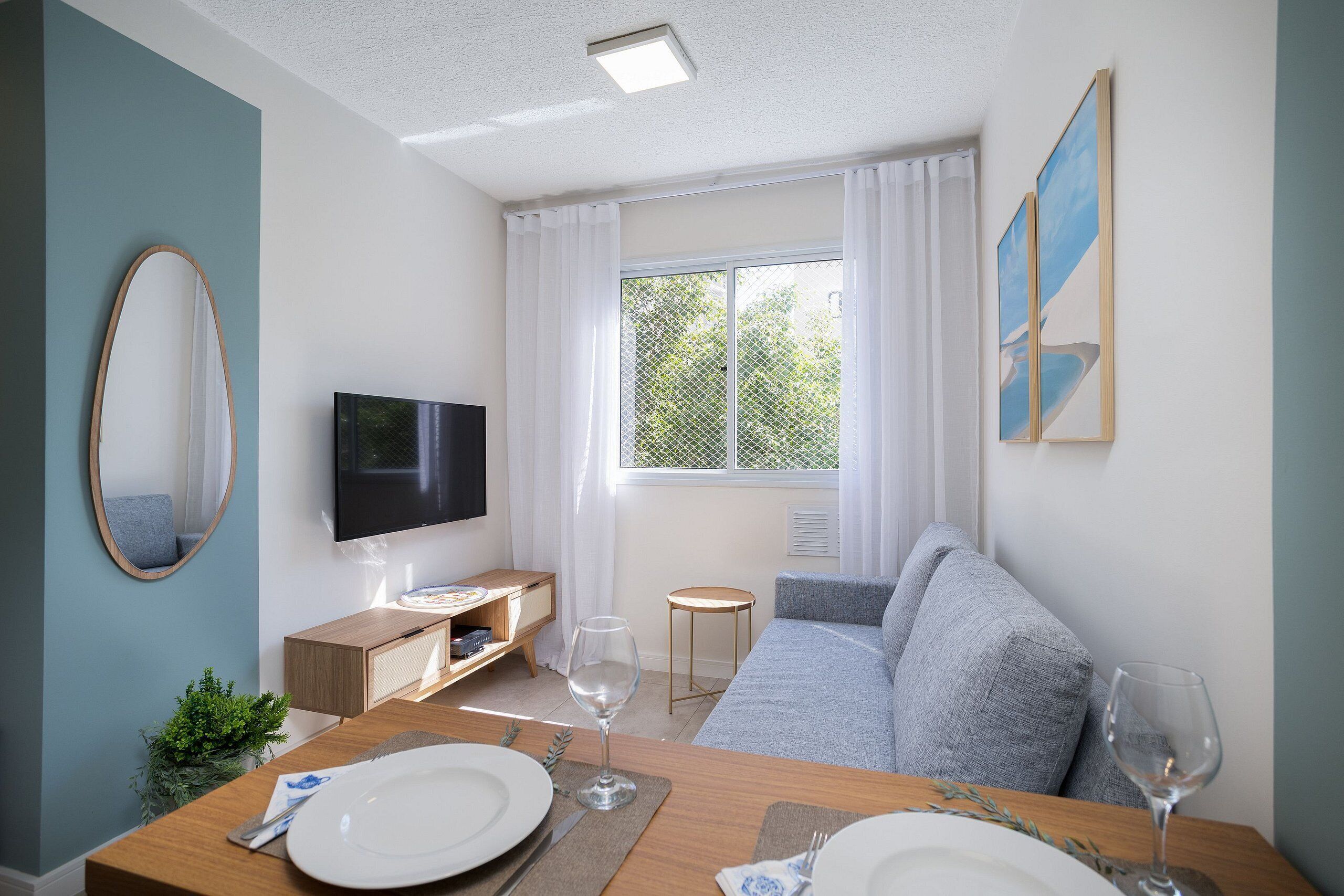 Basic Apartment | Ruang tamu | 40 inci televisyen dengan satelit 