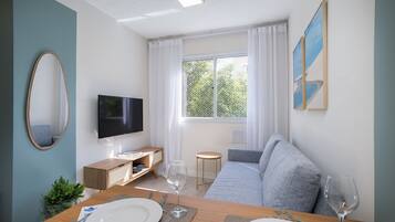 Basic Apartment | Ruang tamu | 40 inci televisyen dengan satelit