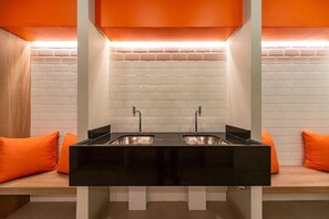 Shower, towels, toilet paper - Bem Viver Frei Caneca (São Paulo)