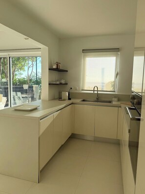 Frigorífico, microondas, horno y placa de cocina
