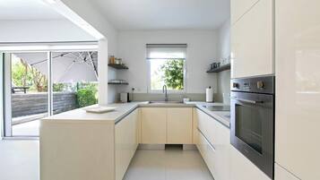 Kylskåp, mikrovågsugn, ugn och spishäll