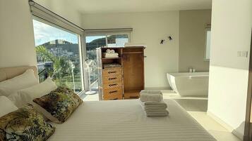 2 sovrum, värdeförvaringsskåp på rummet och skrivbord