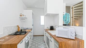 Kylskåp, mikrovågsugn, ugn och spishäll