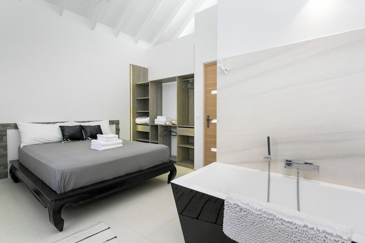 2 habitaciones, caja de seguridad en la habitación y escritorio 