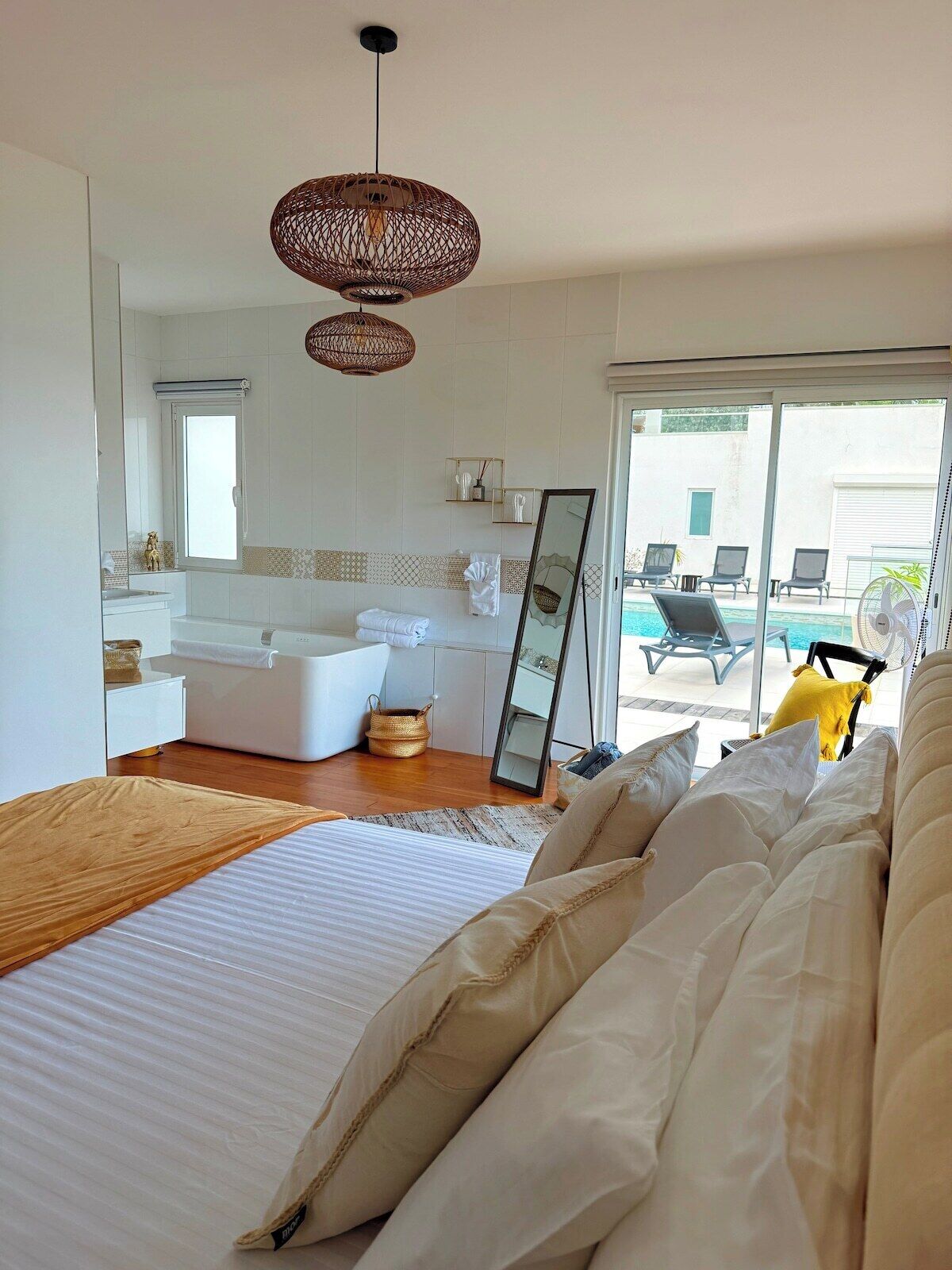 2 間睡房、房內夾萬、書桌、熨斗/熨衫板