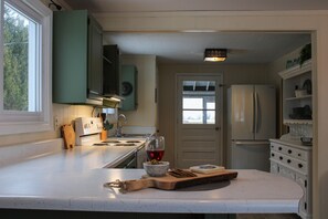 Kjøleskap, mikrobølgeovn, ovn og kokeplater