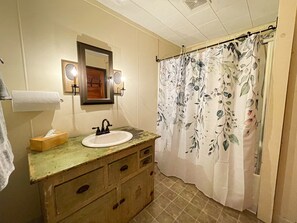 Hair dryer, towels, soap, shampoo - Country living on a working farm (Greenwood)