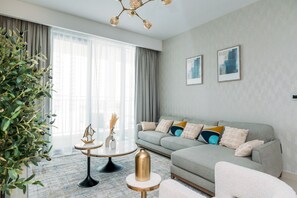 TV - New! Luxurious stay Dubai Creek Balcony & View (Dubai)