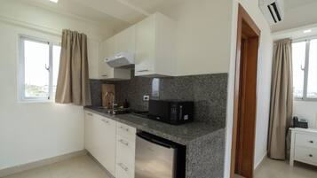 Refrigerador, microondas, cafetera y tetera y utensilios de cocina