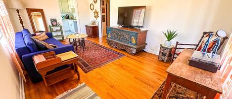 Smart-tv, een dvd-speler, boeken en een filmbibliotheek