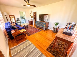 Téléviseur connecté, lecteur de DVD, livres, sélection de films