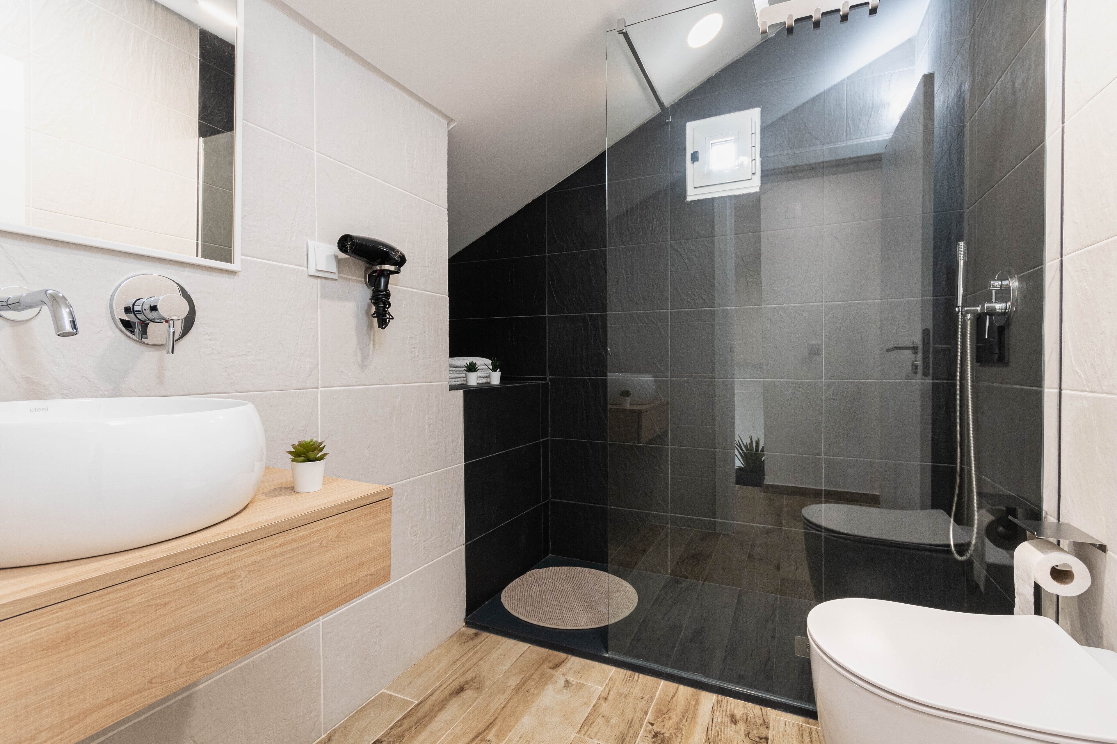 Ducha, secador de pelo, toallas y jabón