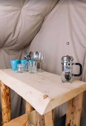 Frigobar, microondas, placa de cocina, tetera/pava eléctrica