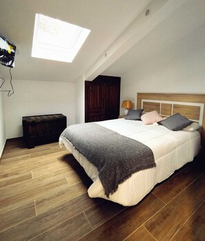 5 Schlafzimmer, Schreibtisch, Reisekinderbett, WLAN