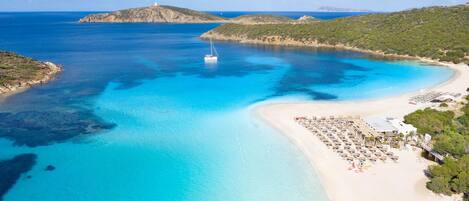 Nær stranden og strandhåndklær