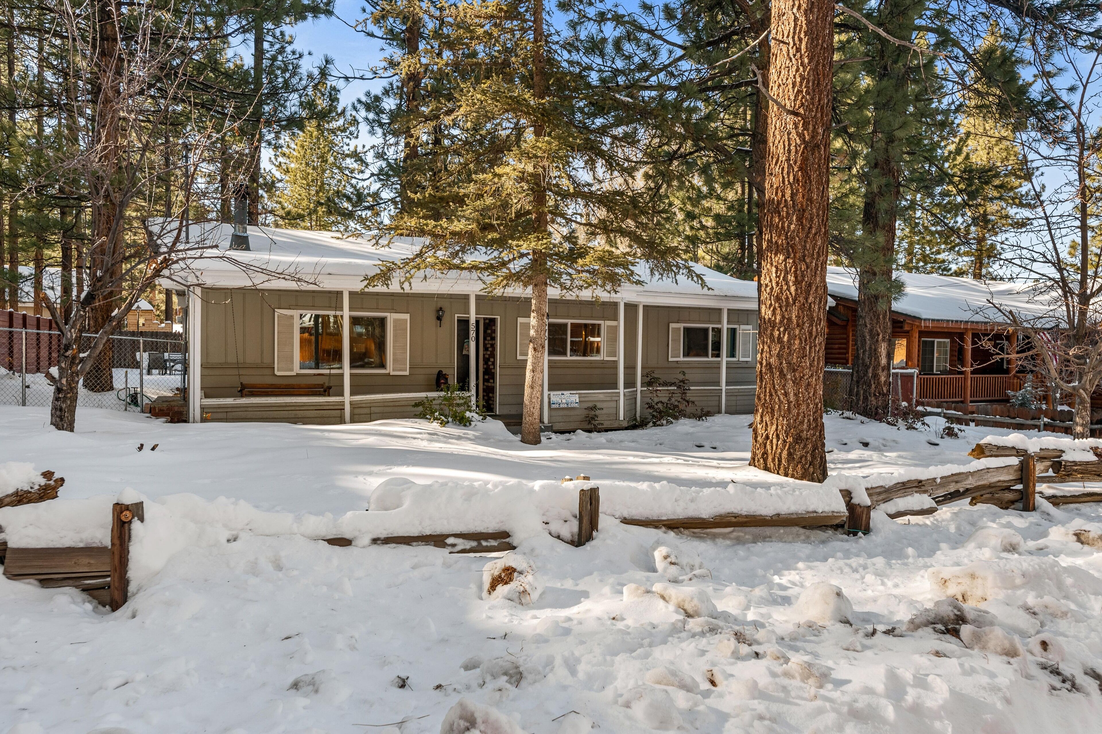 Pet Friendly bungalow near ski slopes with fenced yard, deck, BBQ and more!