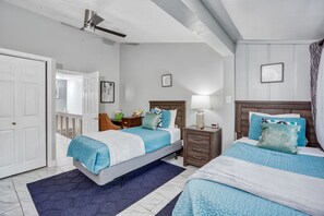 2 habitaciones, escritorio y tabla de planchar con plancha 