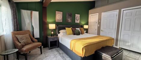 2 chambres, bureau, fer et planche à repasser, lit parapluie