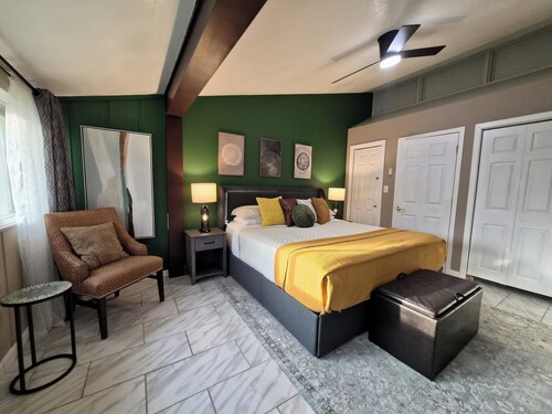 The Centre Condo: Best Location, Pigeon Forge, King Bed