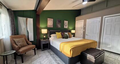 The Centre Condo: Best Location, Pigeon Forge, King Bed