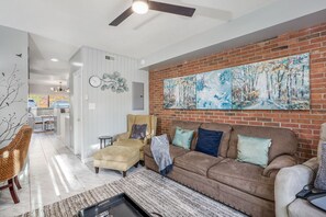 Smart TV, caminetto, libri