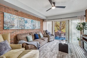 Smart TV, chimenea y libros 