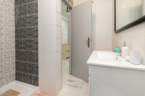Shower, bidet, towels