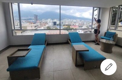 Cozy with excellent views of the city, mountains, swimming pool, financial center park