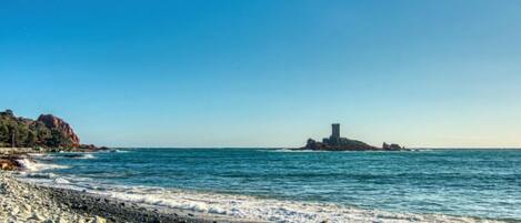 بالقرب من الشاطئ