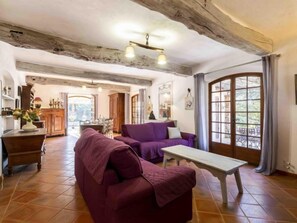 Televisie en een open haard