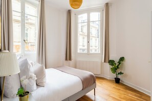 3 bedrooms, desk, iron/ironing board, travel cot - Merveil - Family Suite - Champs Elysees - Monceau (Paris)