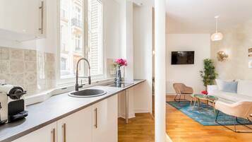 Een koelkast, een microgolfoven, een kookplaat