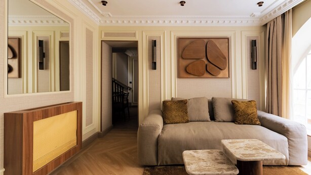 A modern living room with a sofa, a coffee table, and a fireplace. - Merveil Luxury Suite - Louvre - Dalayrac (Paris)