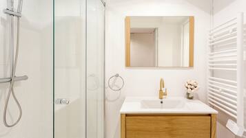 Secador de pelo y toallas