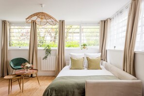 8 Schlafzimmer, Schreibtisch, Bügeleisen/Bügelbrett, Reisekinderbett