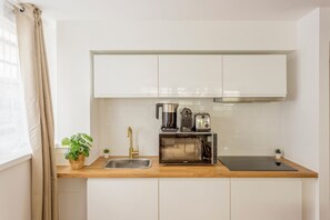 Réfrigérateur, micro-ondes, plaque de cuisson, cafetière/bouilloire