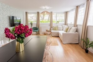 Smart TV - Merveil - Family Suite - Marais - Pelee (Paris)