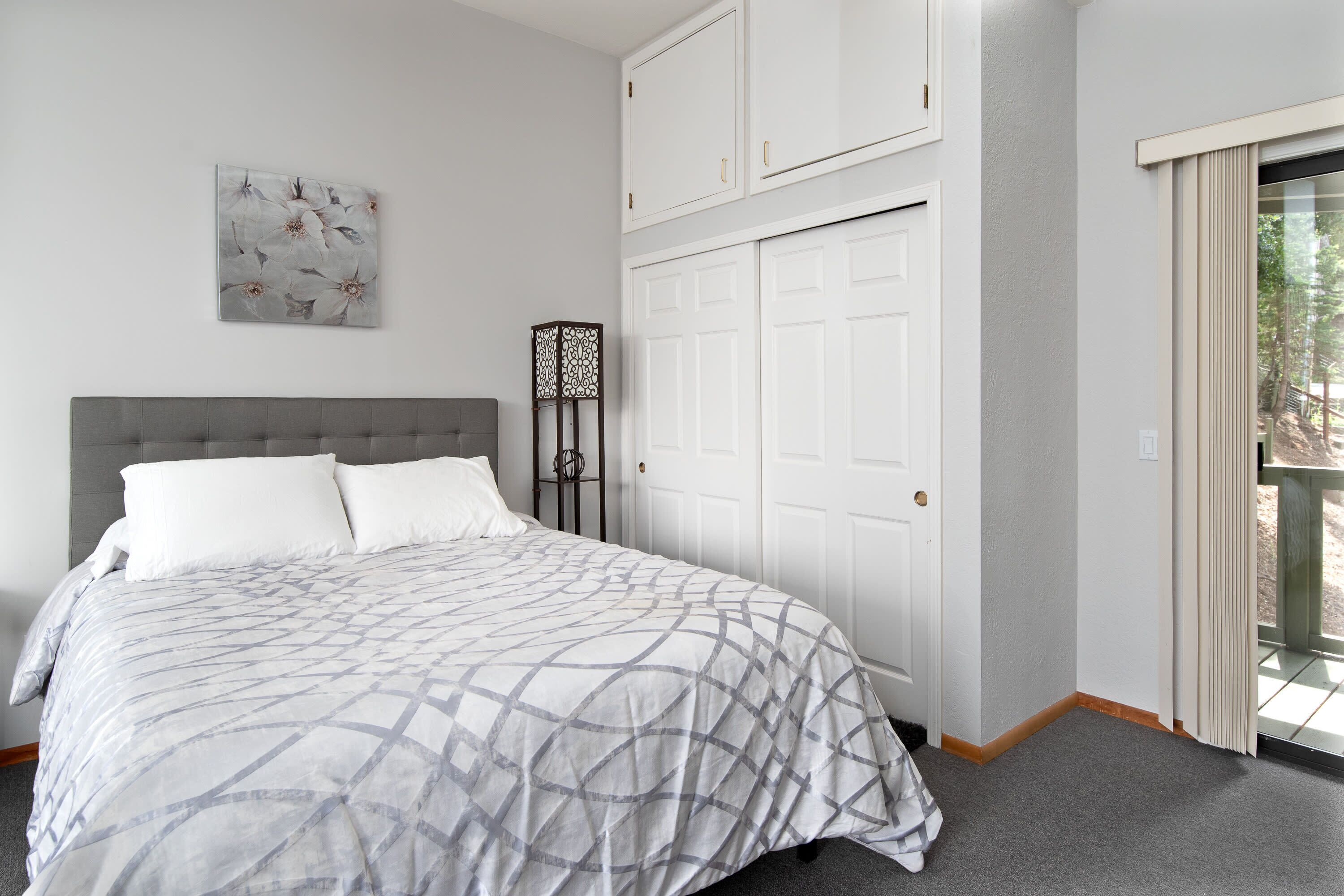 Bright, Spacious Studio, High Ceilings