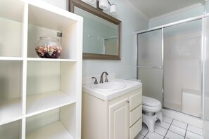 Badewanne, Haartrockner, Handtücher