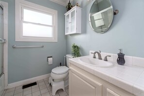 Bañera, secador de pelo y toallas