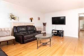 Una televisión, una oficina